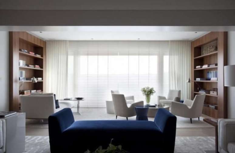 20. Sala de estar com recamier com bra&ccedil;os azul. Projeto de Roberto Migotto