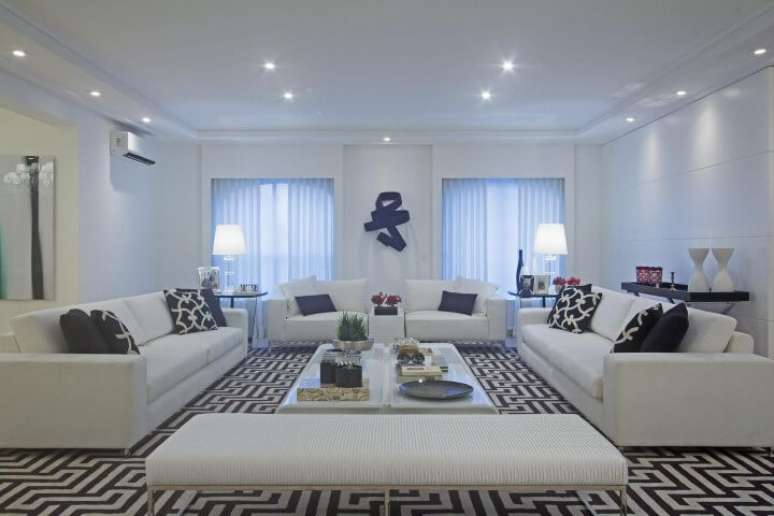 34. Sala de estar com sof&aacute;s e recamier branco. Projeto de Figueiredo Fischer