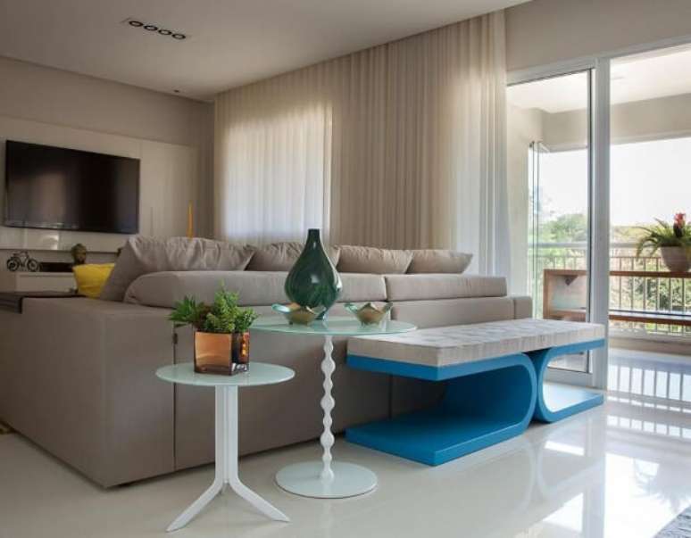 35. Sala de estar com recamier de base azul. Projeto de Sandra Sanches