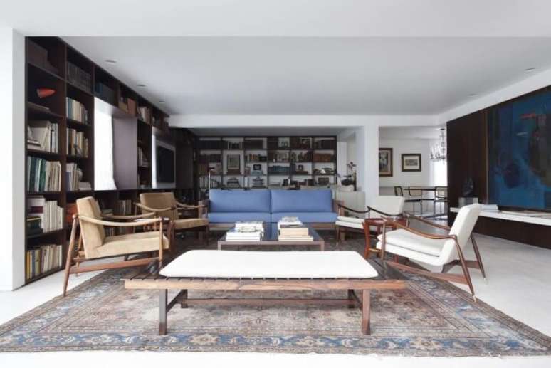 22. Sala de estar com recamier de madeira e estofado branco. Projeto de Felipe Hess