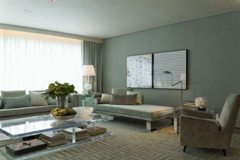 14. Sala de estar com recamier neutro com almofadas. Projeto de Roberto Migotto