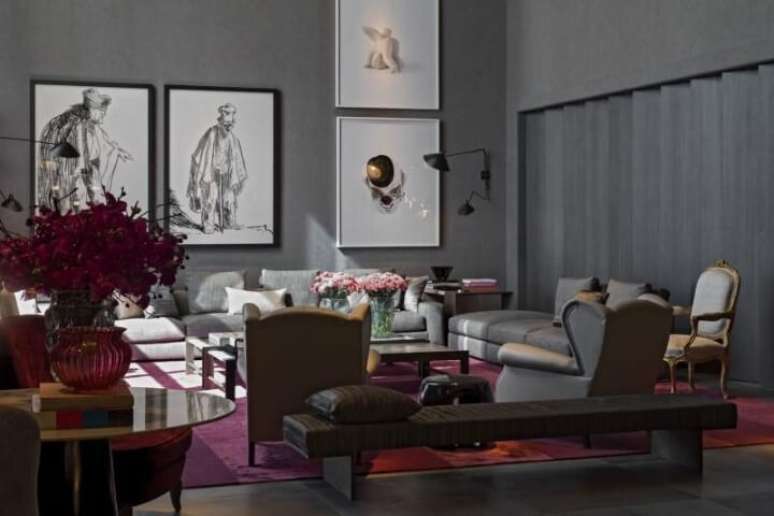 25. Sala de estar com recamier estreito de couro. Projeto de Roberto Migotto