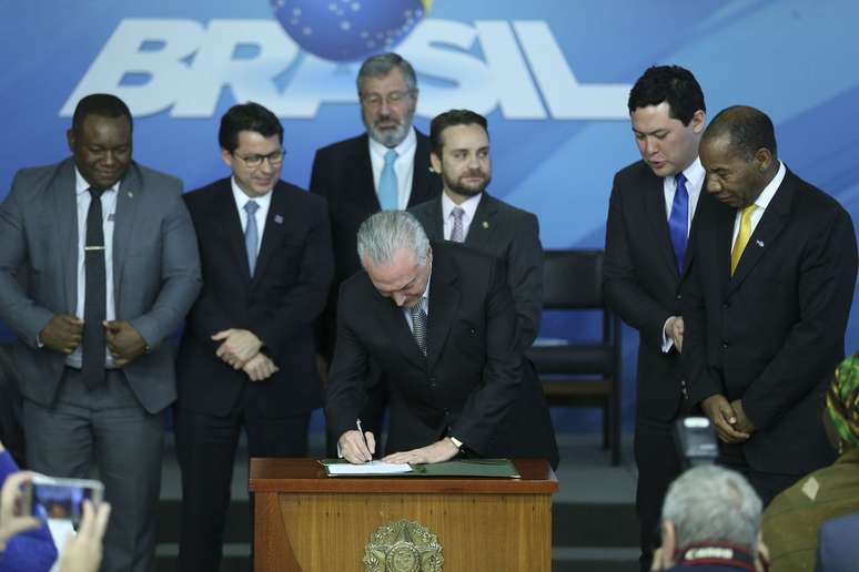 Temer assina decreto que institui cotas para estágios