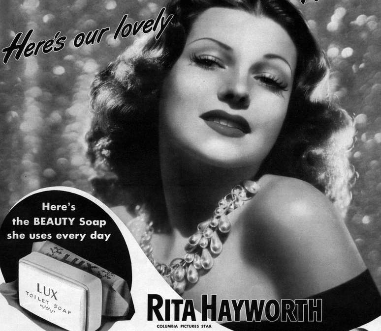 Estrelas de cinema como Rita Hayworth j&aacute; estimulavam a compra de produtos na d&eacute;cada de 1940