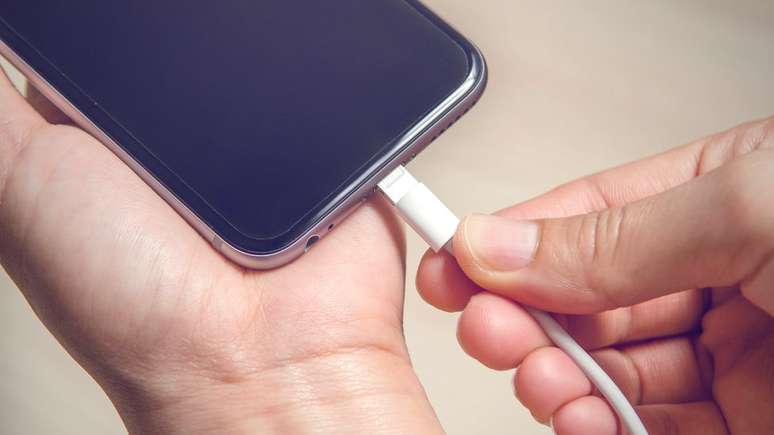 Segundo especialistas, um cabo falso pode derreter os conectores de energia do celular