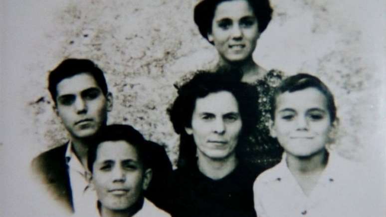 Foto da fam&iacute;lia Castiglia: a m&atilde;e Elena e os quatro filhos; Libero &eacute; o menino mais velho, &agrave; esquerda