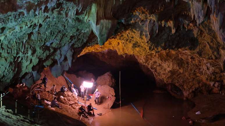 As fortes chuvas que caem na Tailândia estão atrapalhando as buscas na caverna em Chiang Rai onde as crianças estão desaparecidas