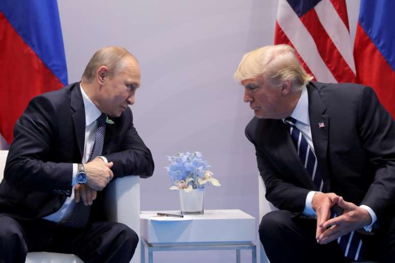 Putin e Trump em encontro bilateral durante cúpula do G20 em Hamburgo 07/07/2017 REUTERS/Carlos Barria