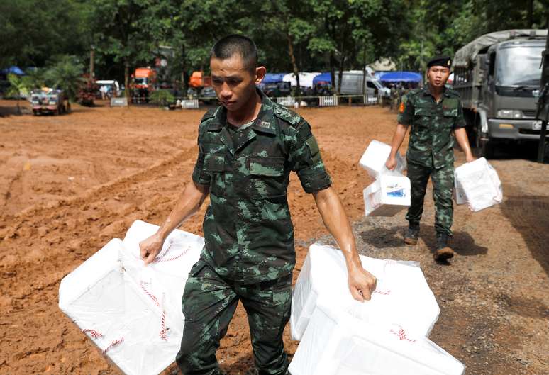 Soldados carregam kits de sobrevivência perto da caverna Tham Luang, na Tailândia 29/06/2018 REUTERS/Soe Zeya Tun
