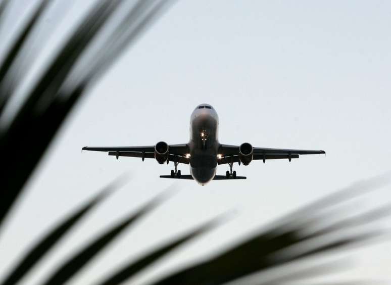 Avi&atilde;o prepara para pousar em aeroporto de Guarulhos, em S&atilde;o Paulo 27/03/2007  REUTERS/Paulo Whitaker