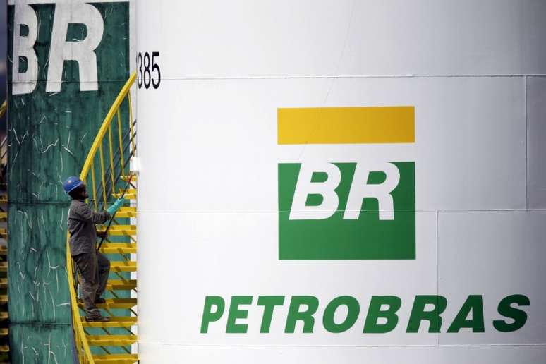 Funcionário pinta tanque da Petrobras em Brasília
30/09/2015
REUTERS/Ueslei Marcelino