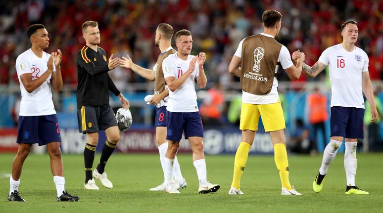 Jogadores da Inglaterra aplaudem torcedores após partida com a Bélgica na Copa do Mundo
28/06/2017 REUTERS/Marko Djurica