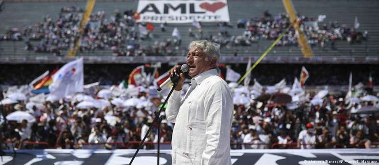 Candidato Andrés Manuel López Obrador durante comício