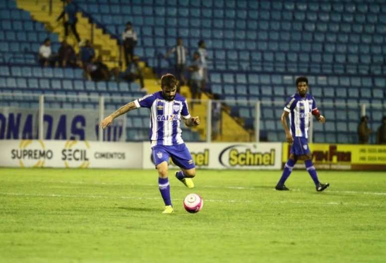 JOÃO PAULO quer continuar no G-4 (Foto: André Palma Ribeiro / Divulgação / Avaí)