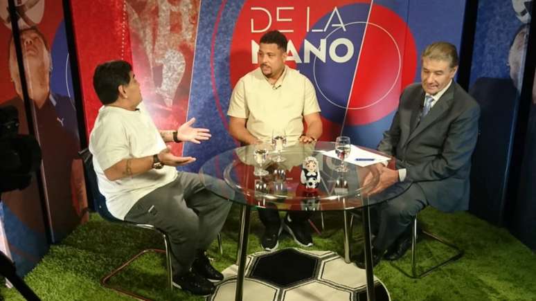 Maradona recebeu Ronaldo em seu programa - FOTO: Divulgação/Twitter 'De la mano del Diez'