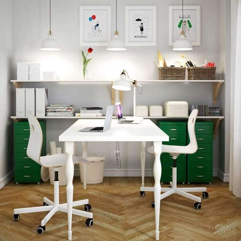 5. Decoração simples e clean com mesa e cadeira para escritório branca
