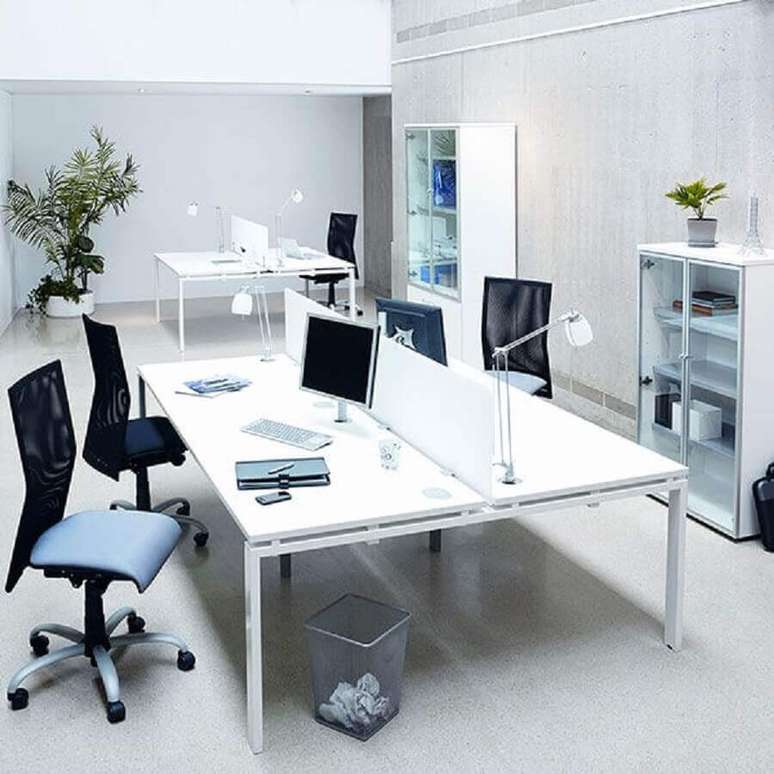 14. Decoração clean com mesa para escritório branca