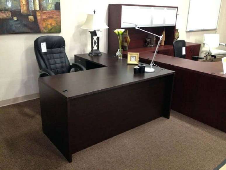 6. Modelo de birô para escritório feito com madeira escura