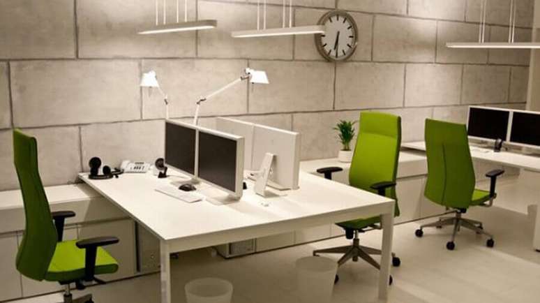 24. Decoração com mesa para escritório branca e cadeiras verdes