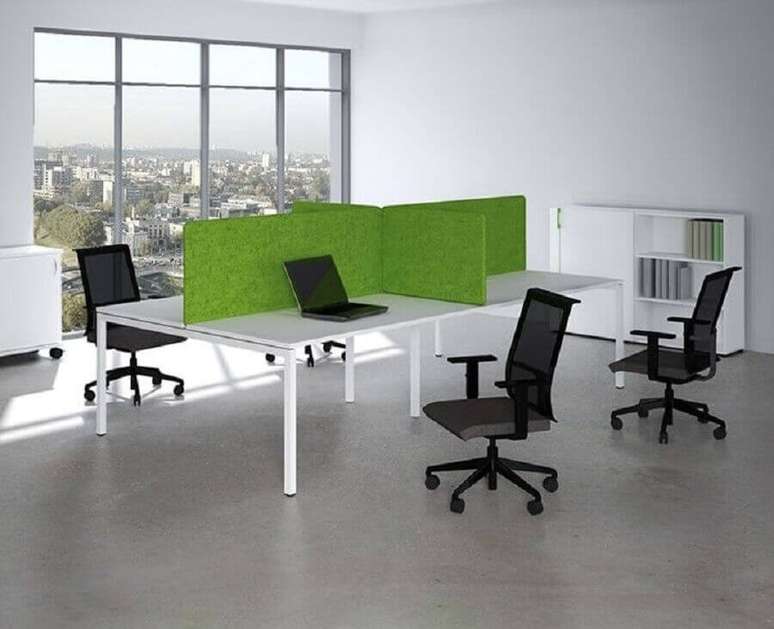 25. As reparti&ccedil;&otilde;es verdes deram um toque de cor divertido na mesa para escrit&oacute;rio branca