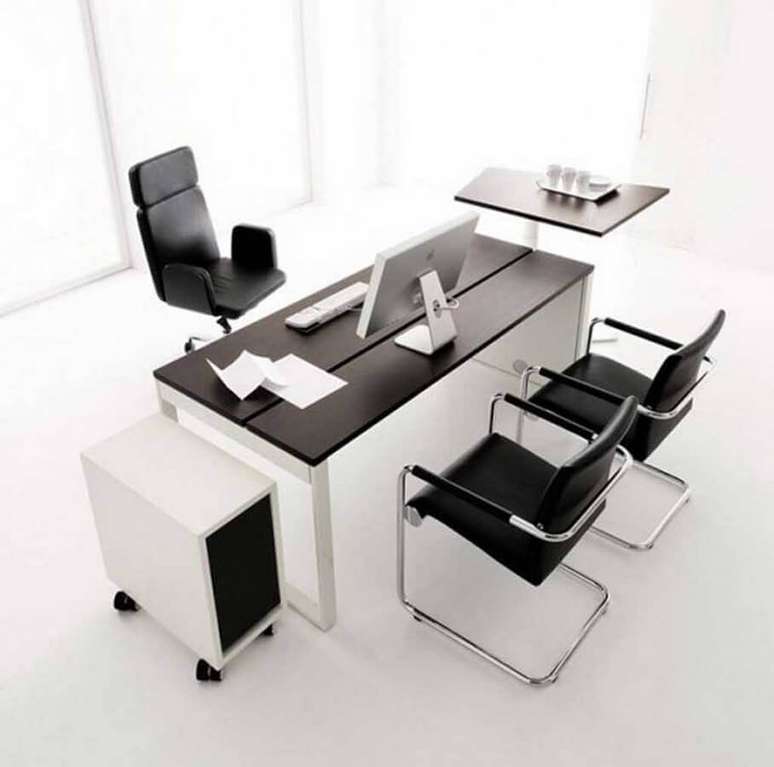 13. Decoração minimalista com mesa para escritório preta e branca