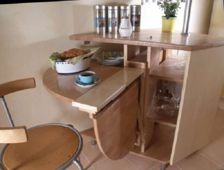 12 – Mesa dobrável para cozinha em madeira natural.