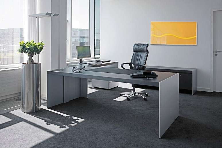 35. Modelo de birô para escritório com decoração minimalista e com tons sóbrios