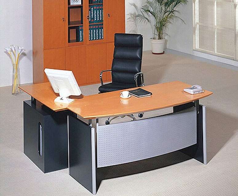 37. Decoração com birô para escritório com cadeira preta estofada