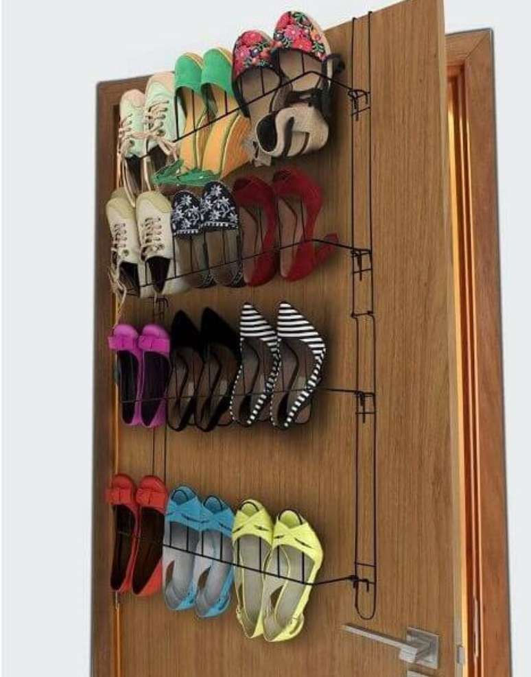 28 &ndash; Modelo de sapateira com suporte para porta.