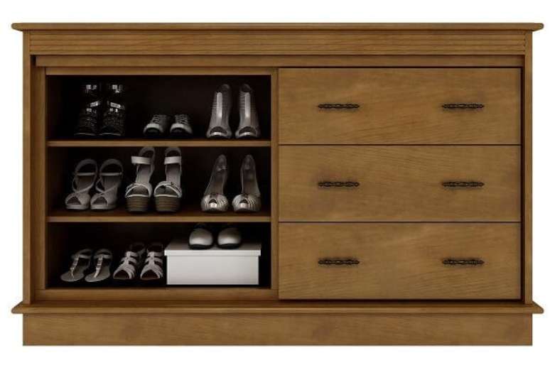 13 &ndash; C&ocirc;moda sapateira com exposi&ccedil;&atilde;o de sapatos.