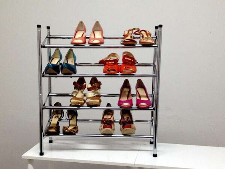 33 -Modelo de sapateira cromada extens&iacute;vel.