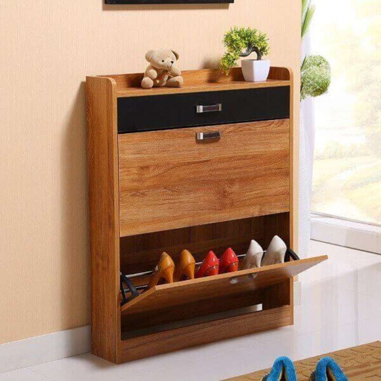 21- Modelo de sapateira de madeira.