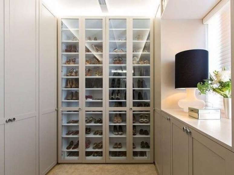 27- Modelo de sapateira em closet.