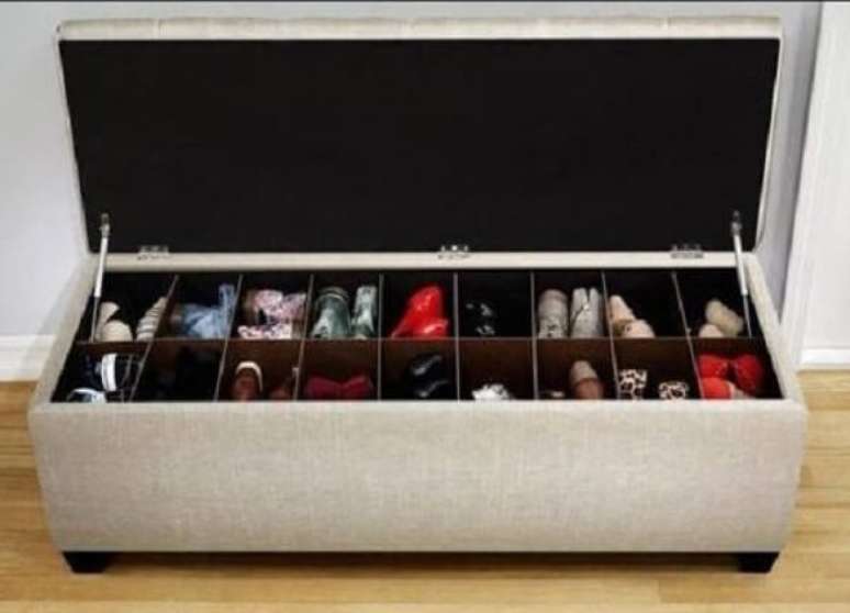 35 -Modelo de sapateira em puff ba&uacute;.