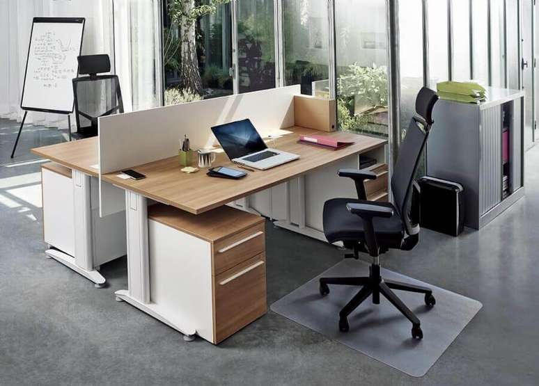 44. Decoração simples com móveis para escritório