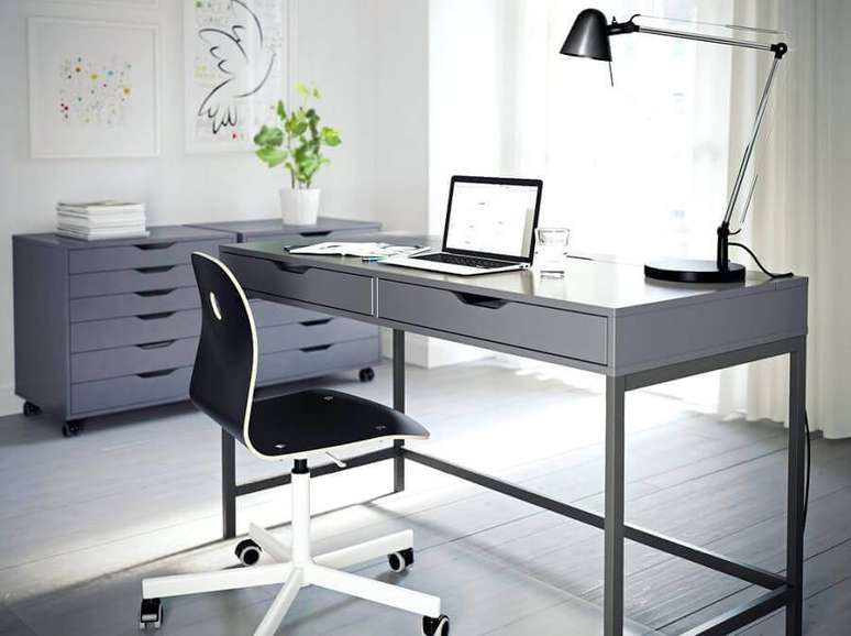 7. Decoração clean e moderna com mesa e cadeira para escritório