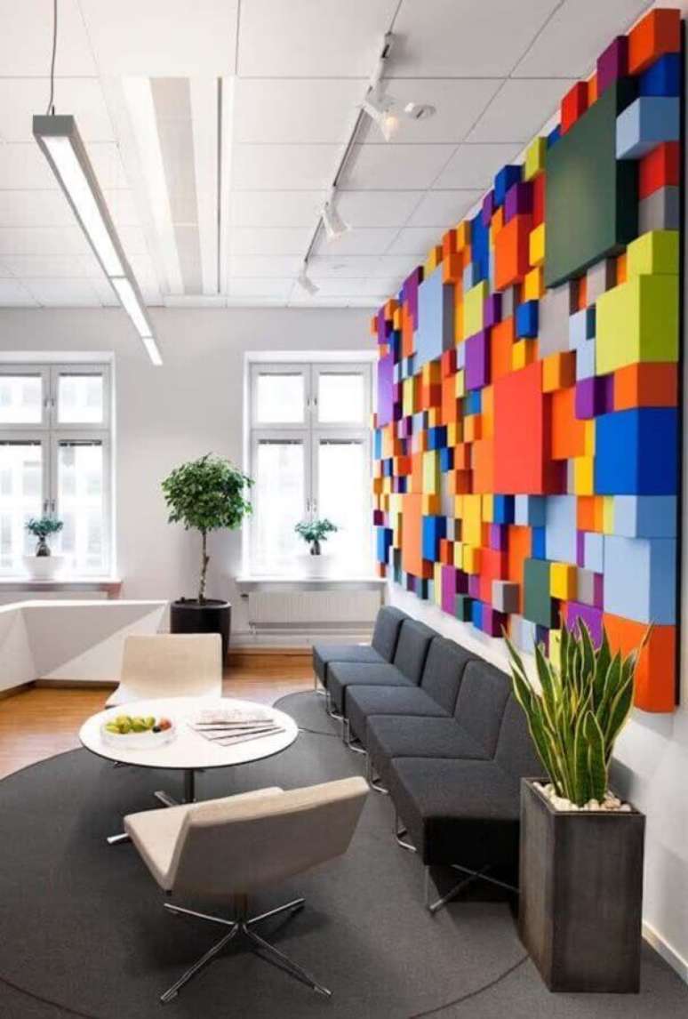 4. Móveis para escritório com decoração divertida e moderna