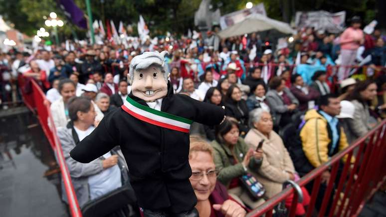 Boneco representando L&oacute;pez Obrador, em um com&iacute;cio de apoio ao candidato, que &eacute; o primeiro colocado nas pesquisas
