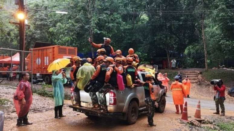 Acampamento montado na entrada da caverna tornou-se a base das equipes de resgate