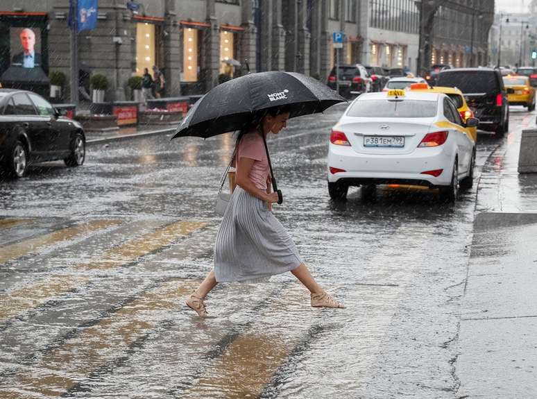 Mulher atravessa rua sob chuva em Moscou 30/06/2018 REUTERS/Gleb Garanich