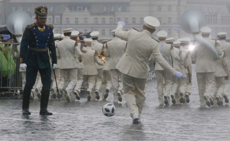 Membros do regimento militar do Kremlin jogam bola na Praça Vermelha 30/06/2018 REUTERS/Sergei Karpukhin