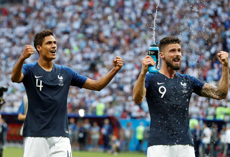 Franceses celebram vitória da França sobre a Argentina