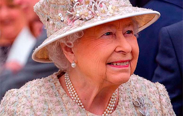 Rainha Elizabeth II cancela participacao em missa