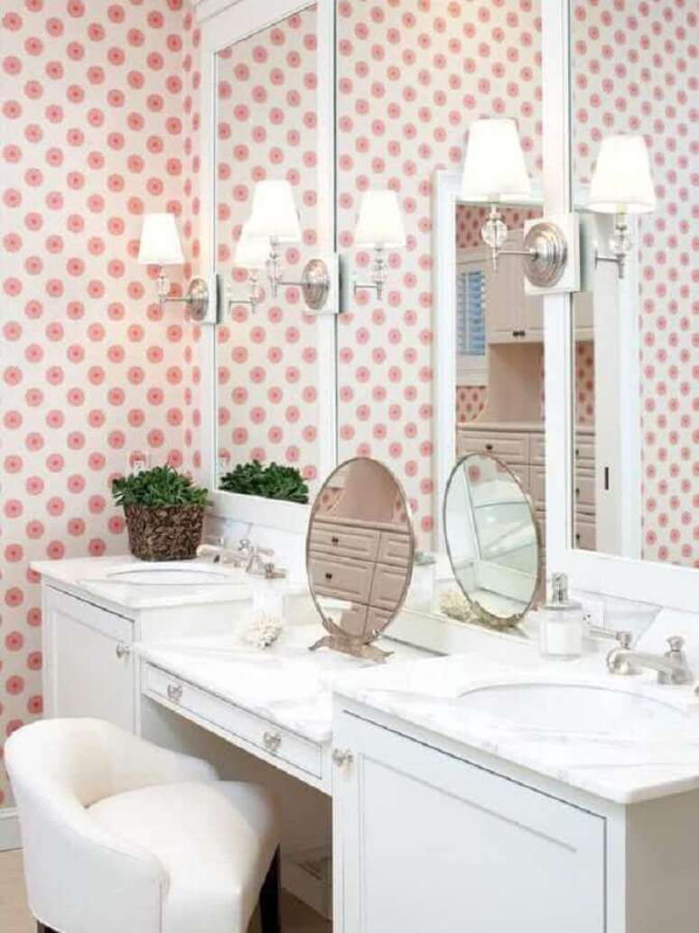 17. O banheiro também pode receber uma penteadeira com espelho para incrementar sua decoração