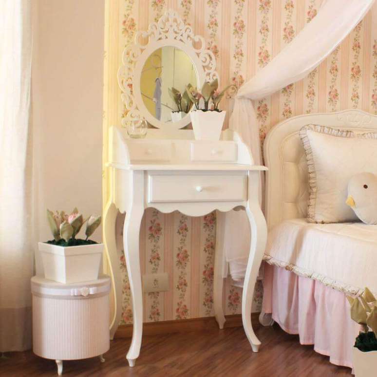 9. Decoração para quarto de menina com estilo romântico e com penteadeira pequena