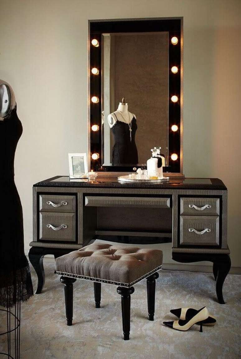 32. Decoração sofisticada com modelo preto de penteadeira com espelho camarim