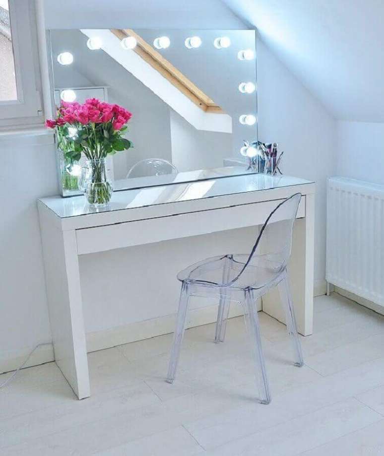 40. Decoração clean e moderna com cadeira de acrílico e penteadeira simples com espelho com iluminação