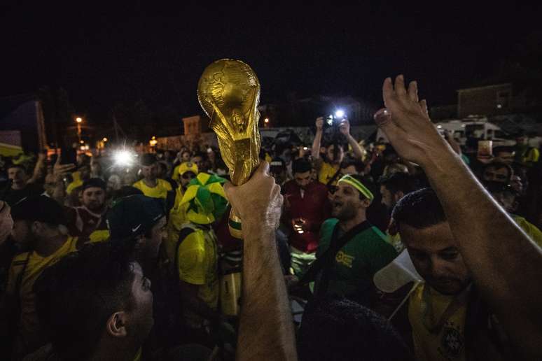 Torcida fez festa na chegada do Brasil ao hotel