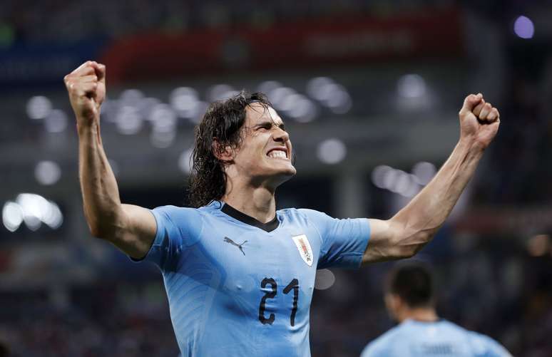 Cavani coloca o Uruguai de novo na frente