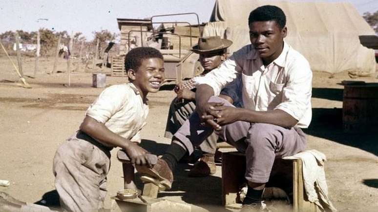 Trabalhadores na Cidade Livre (atual Núcleo Bandeirante), bairro de operários que ergueram Brasília, em 1959